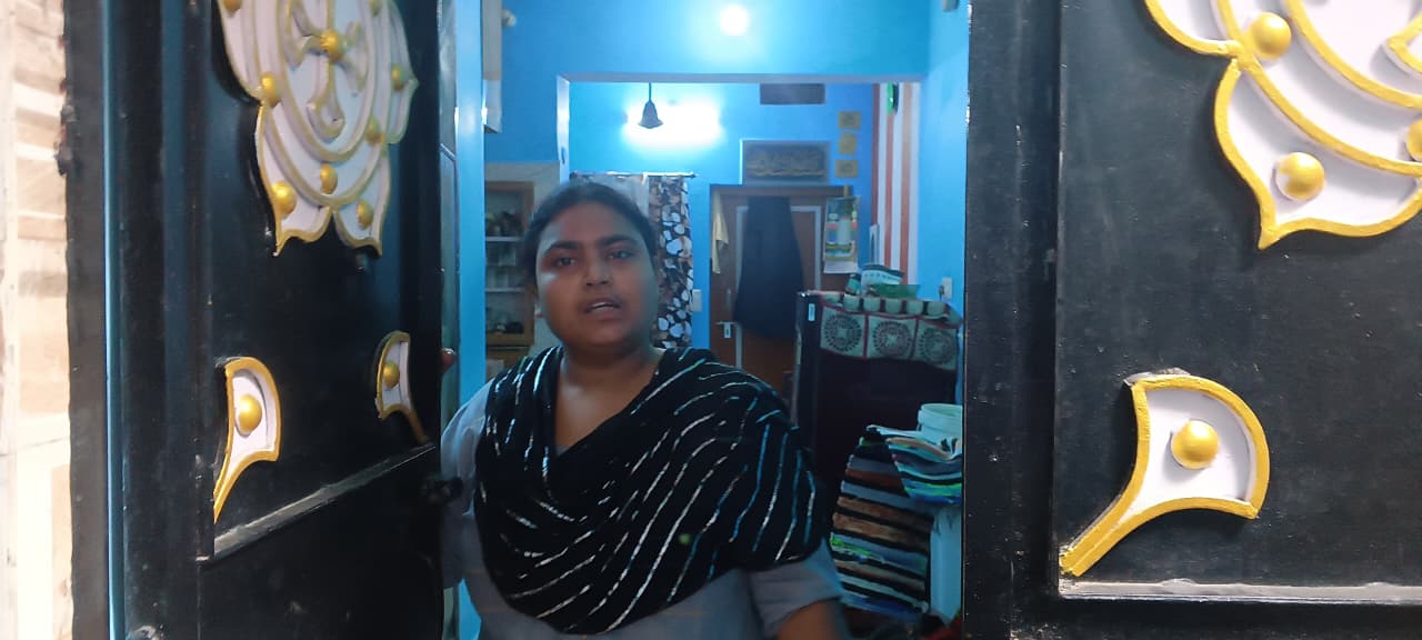 बांग्लादेशी मुनारा बी के चार बच्चे हैं। यह बेटी नगमा है।