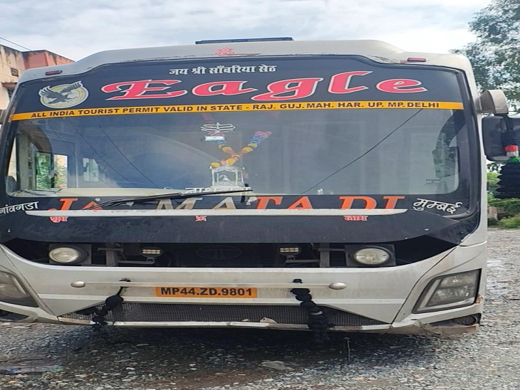 उदयपुर के सुखेर थाना क्षेत्र में भुवाणा चौराहा पर निजी स्लीपर कोच बस ने एक नाबालिग बच्चे को कुचल दिया।