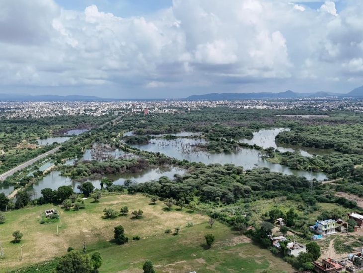 सड़क किनारे स्थित करीब 100 खेतों में पानी भर गया। इससे फसलें बर्बाद हो गई।