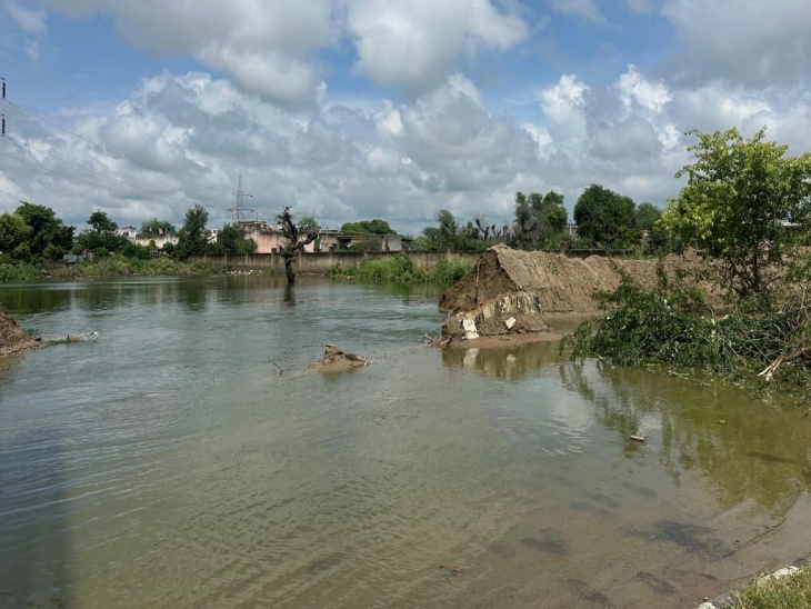 नानी गांव में बना गंदे पानी का कच्चा बांध, जिसकी मिट्‌टी की दीवार टूट गई। इस दीवार के टूटने से शहर का गंदा पानी बारिश के पानी के तेज बहाव के साथ गांव के अंदर घुस गया।