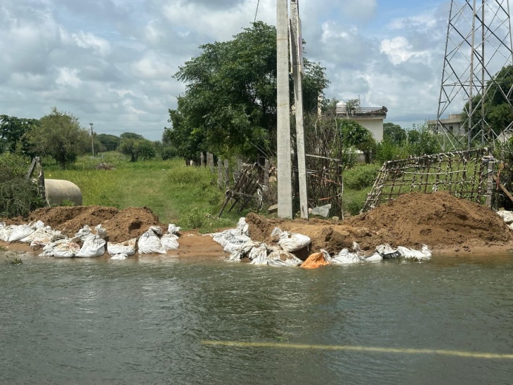 खेतों में ज्यादा पानी न जाए, इसके लिए ग्रामीणों ने मिट्टी और कट्‌टे डालना शुरू किया है।