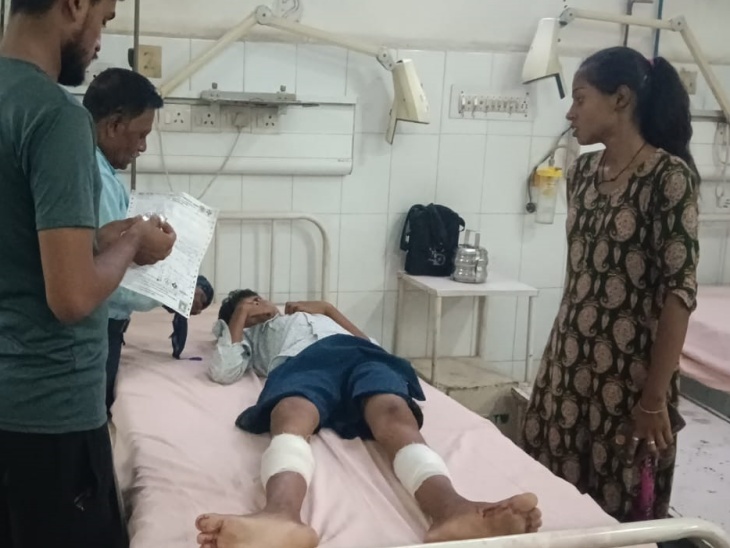जिला अस्पताल में भर्ती बालक रोहित सैनी। जिसके कुत्ते ने दोनों पैर काट लिए।