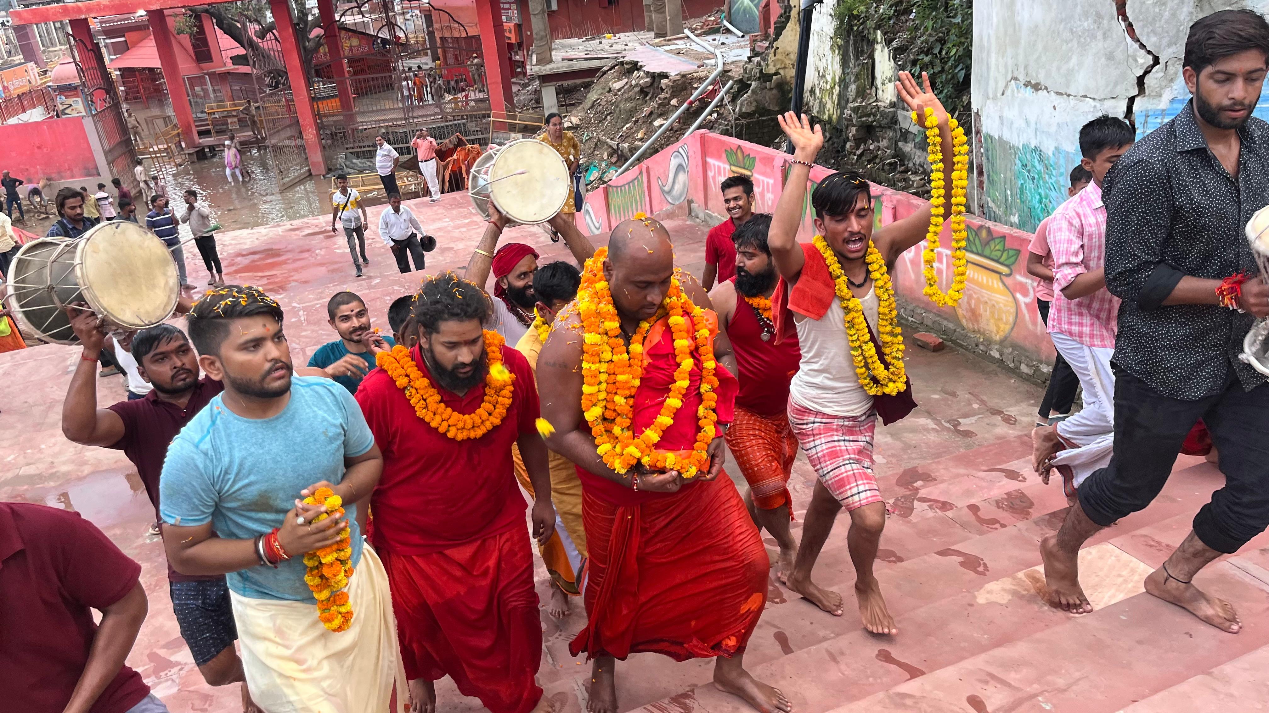 माँ गंगा के आगमन पर विशेष पूजा-अर्चना की गयी।