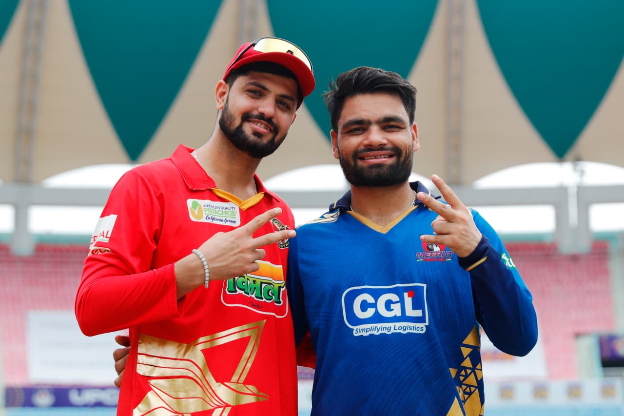 मैच शुरू होने के दौरान रिंकू सिंह और समीर रिजवी।