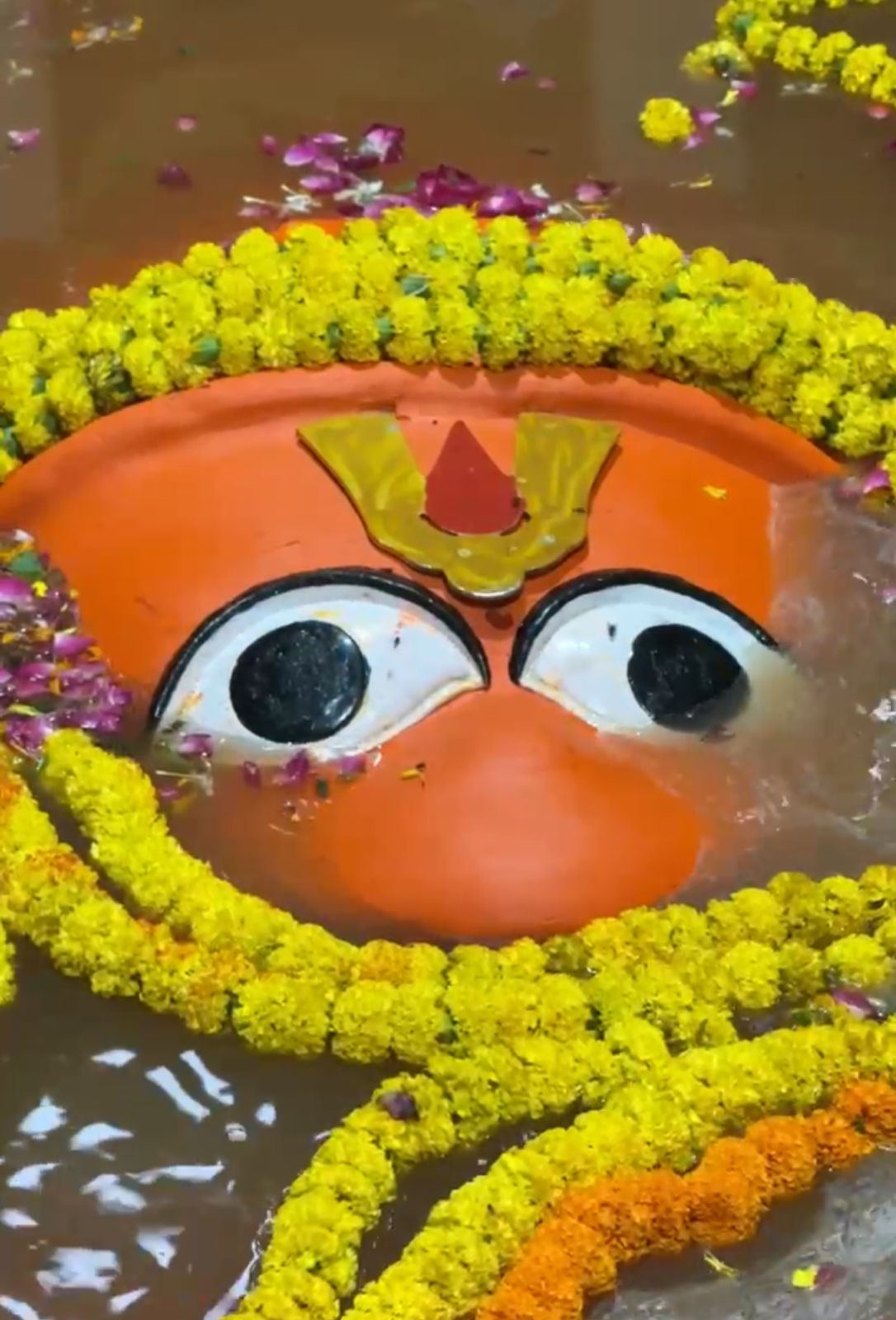 हनुमान जी की मूर्ति को पूर्णतः स्नान कराया।