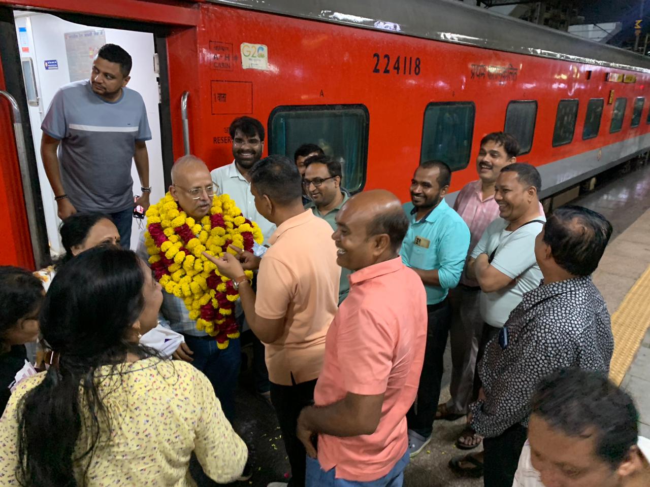 मुंबई से जयपुर आते समय वडोदरा की CMS डॉ. दीपाली तिवारी और मेडिकल विभाग के स्टाफ ने पुष्पगुच्छ देकर शुभकामनाएं दीं।