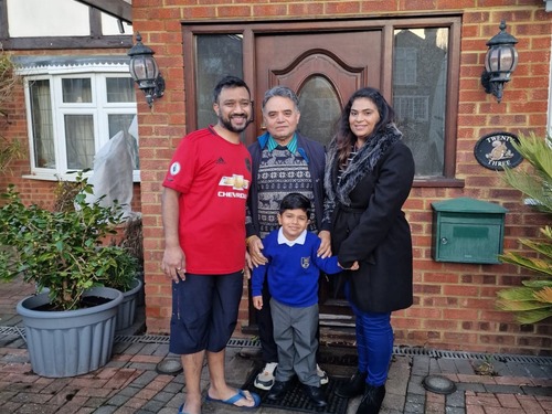 Businessman Pradeep Sood is a London -based home, where he lives with his family. In this photo, he is seen with his son-daughter-in-law and grandson.