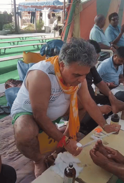 London businessman Pradeep Sood Ramdevra presses the feet of the pedestrians coming. Outs the wounds.