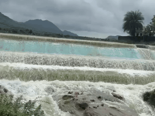 अजमेर के वरूण सागर की एक इंच चल रही चादर।