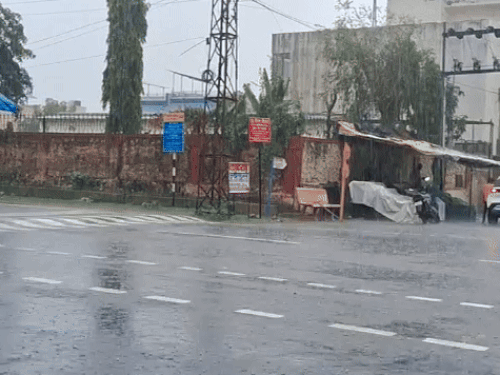 अजमेर में सुबह से ही रूक रूक कर रिमझिम बरसात का दौर जारी है।