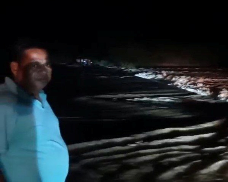 जिले के राणावास के निकट युवक के बाइक सहित नदी में गिरने की सूचना पर पहुंचे राणावास चौकीप्रभारी।