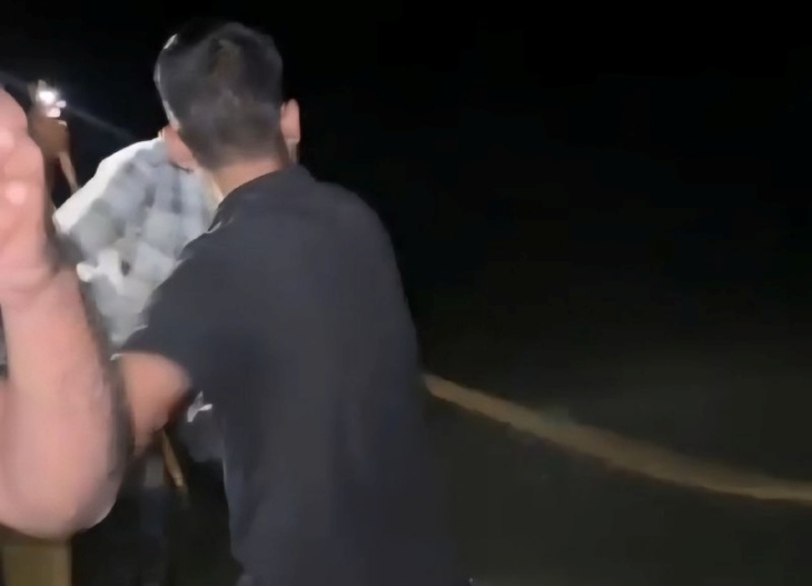 पाली में सोमवार देर रात को हैदर कॉलोनी की तरफ जाने वाली बांडी नदी की रपट से नदी में गिरे युवक का रेस्क्यू करते हुए क्षेत्रवासी।