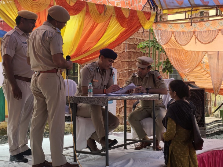 आईजी ने पुलिस थाना सदर धौलपुर में जनसुनवाई की।