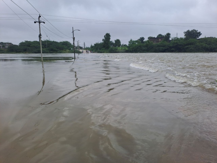 पाली के इंद्रा कॉलोनी क्षेत्र में बांडी नदी की रपट पर मंगलवार सुबह चलता पानी।