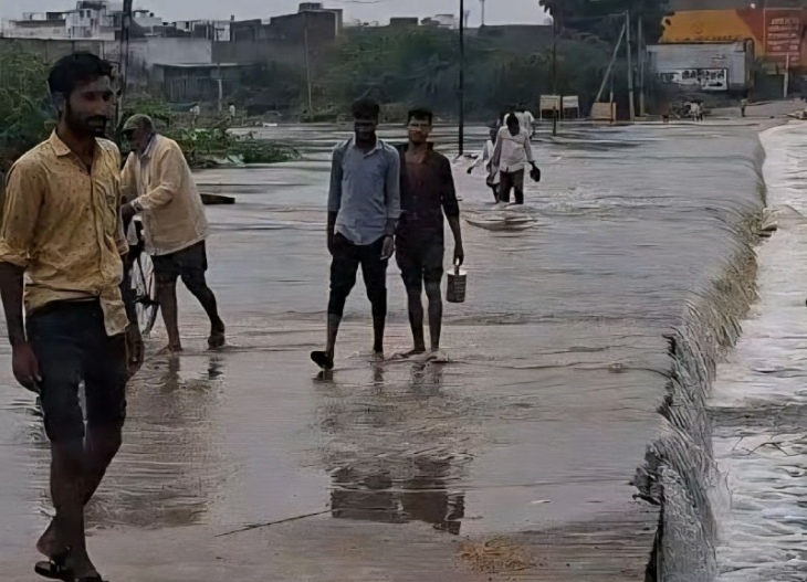पाली के मस्तान बाबा के पीछे हैदर कॉलोनी की तरफ जाने वाली रपट पर मंगलवार सुबह जान जोखिम में डालकर निकलते लोग।