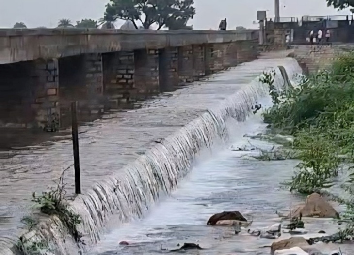 पाली में हेमावास बांध ओवरफ्लो होने से बहता पानी।