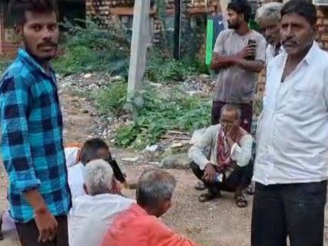 पाली के बांगड़ हॉस्पिटल की मोर्चरी के बाहर मंगलवार सुबह बैठक मृतका के परिजन। - Dainik Bhaskar