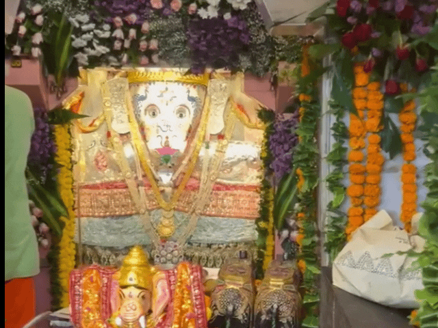 पुजारी परिवार के सदस्य पिछले पांच दिनों से श्रृंगार व्यवस्था में जुटे हुए थे।