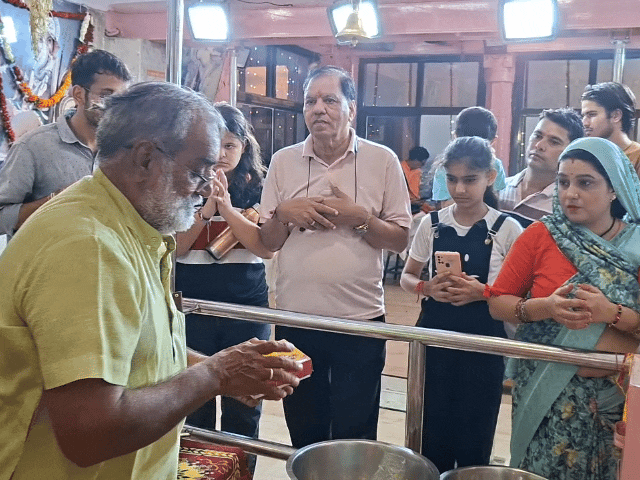 मंदिर शहर के लोगों की आस्था का प्रमुख केंद्र हैं।