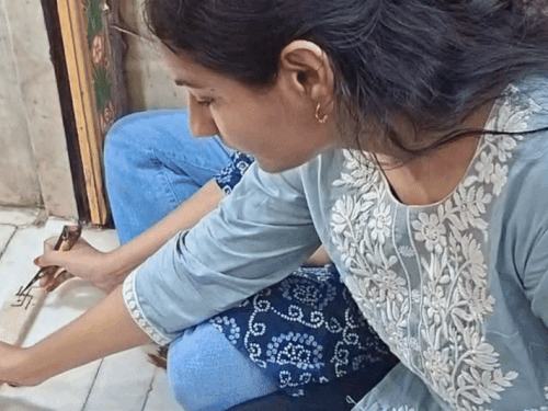 गणेश मंदिर मेहंदी लगाती हुई युवतियां।