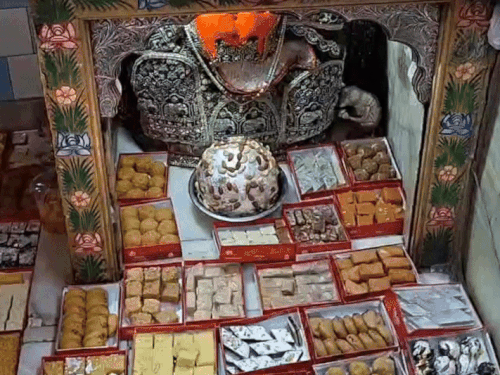 फतेहपुरी गेट स्थित विजय गणेश मंदिर में भगवान गणेश को छप्पन भोग लगाया गया।