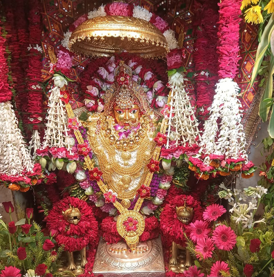 मां का हुआ स्वर्ण श्रृंगार।