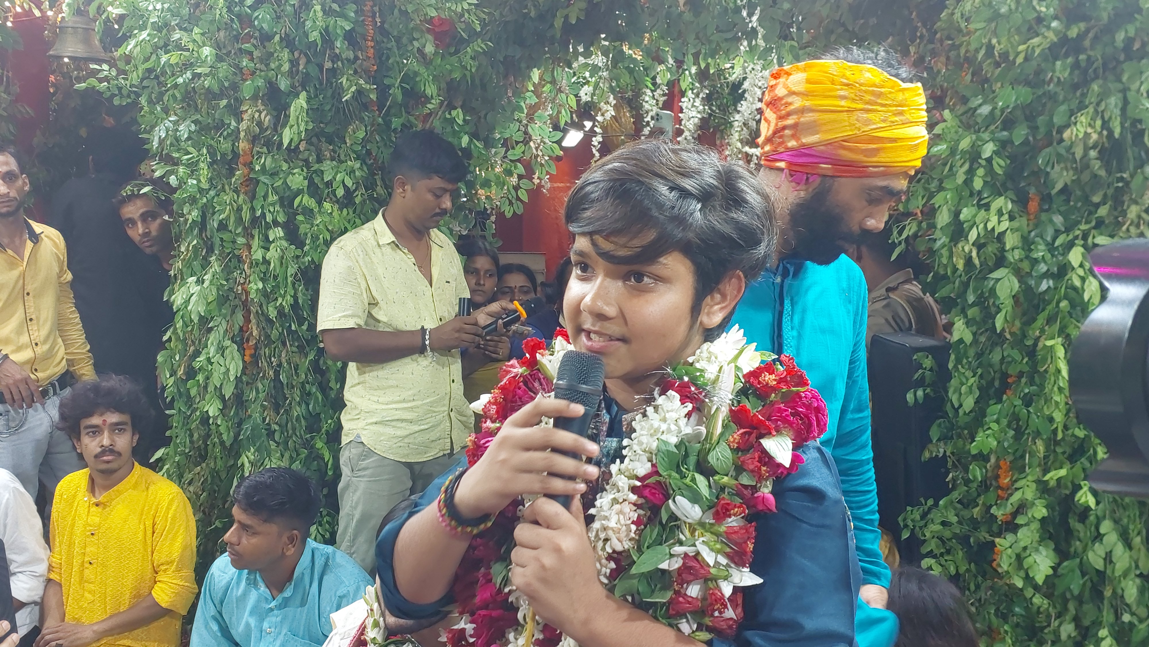 आर्यन बाबू ने अपने गीतों से श्रद्धालुओं को झूमाया।