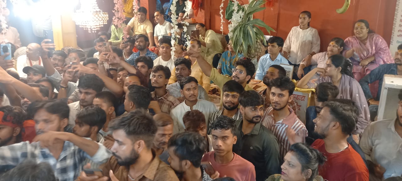 श्रद्धालुओं से भरा रहा मंदिर प्रांगण।