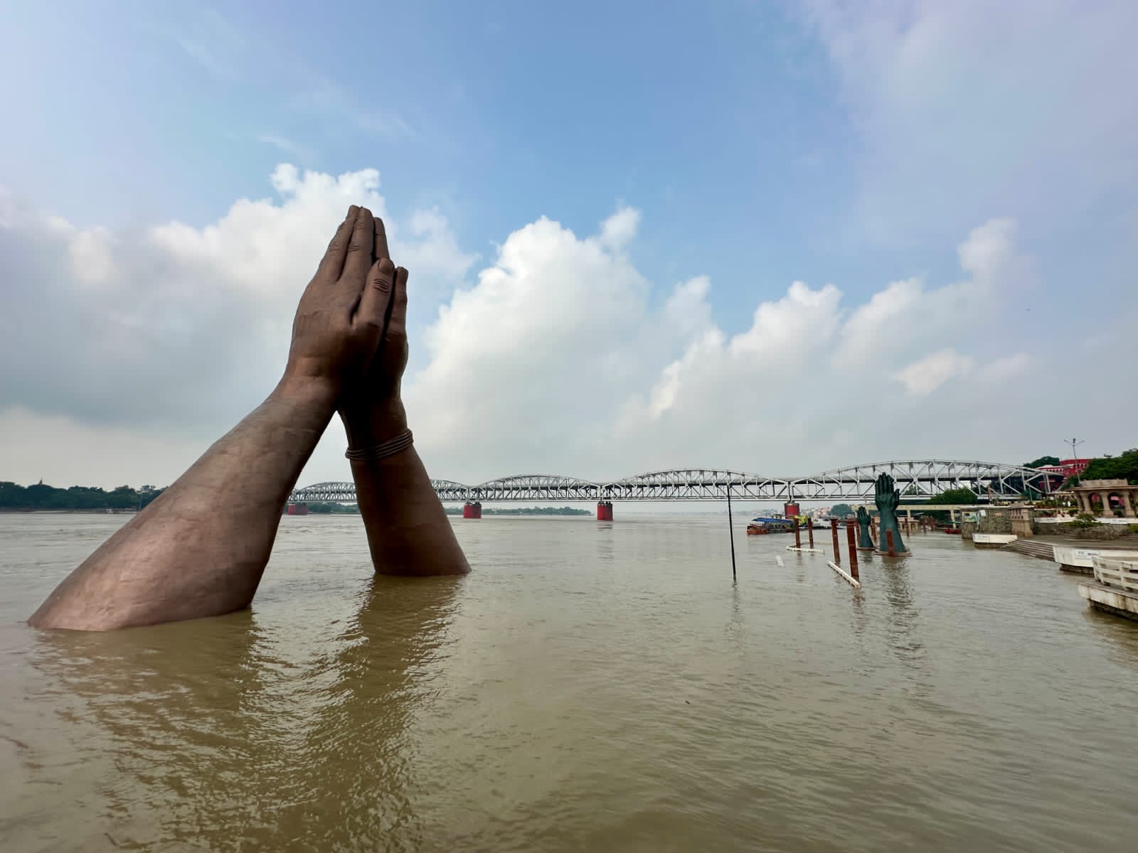 नमो घाट का नमस्ते प्लेटफार्म ढूबा।