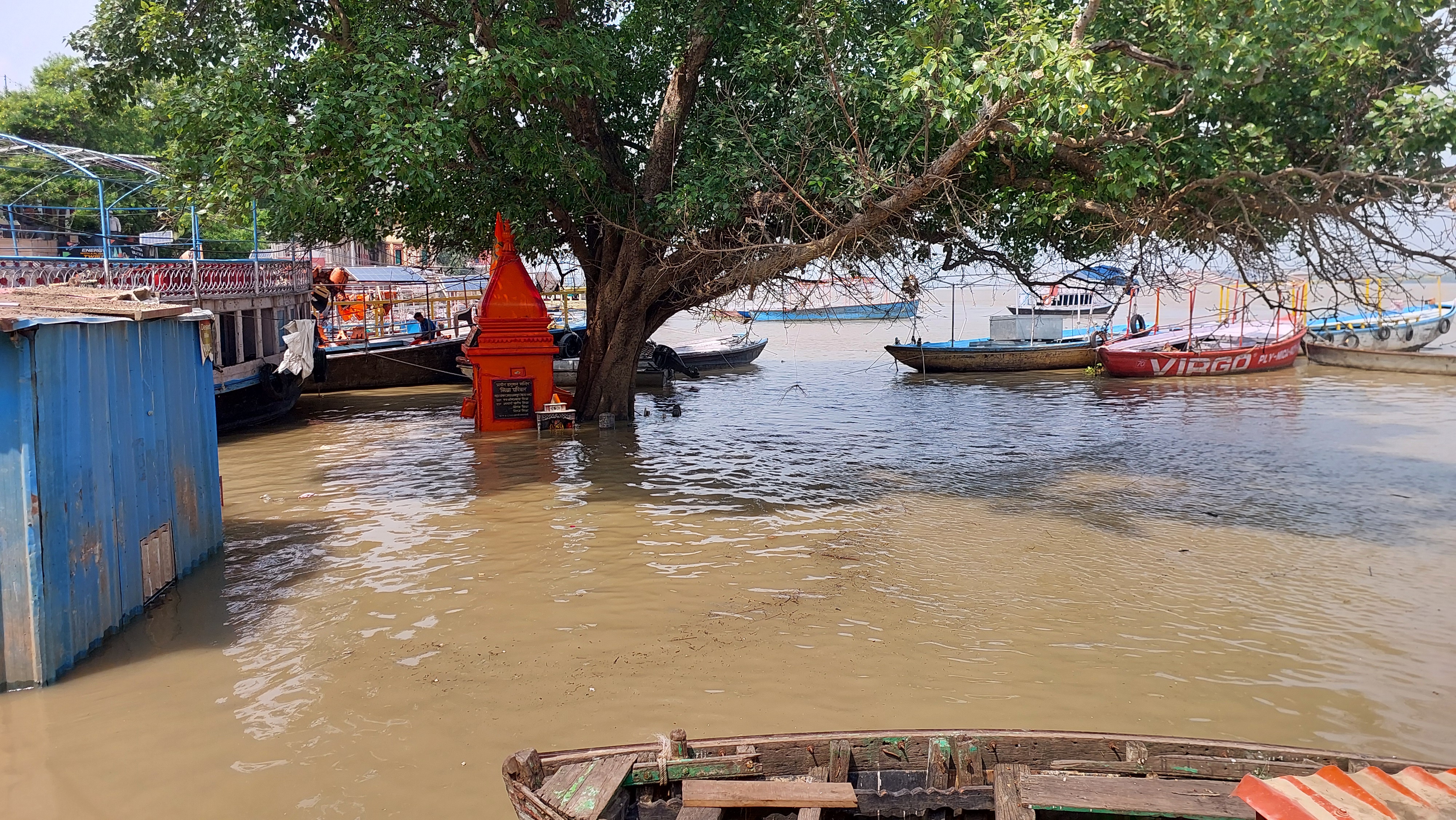 घाट किराने के सभी छोटे बड़े मंदिर डूबे।