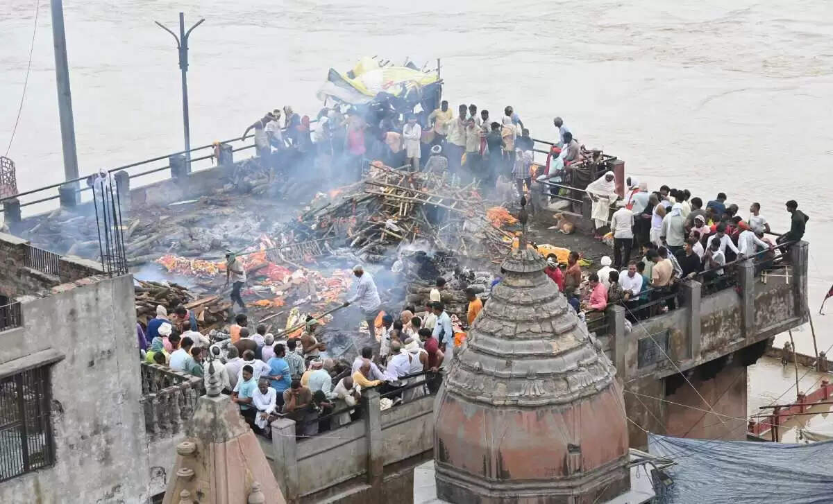 मणिकर्णिका घाट छत पर हो रहा शवदाह।