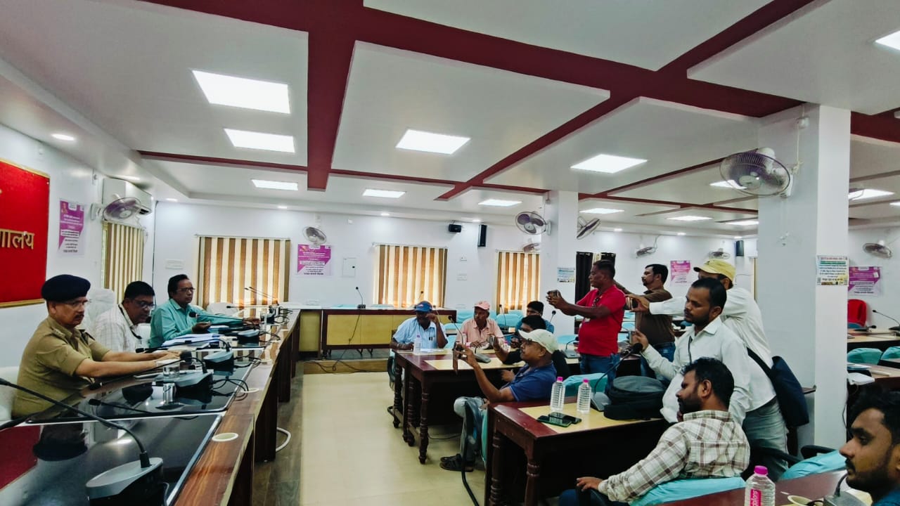 प्रेस वार्ता में शामिल लोग।