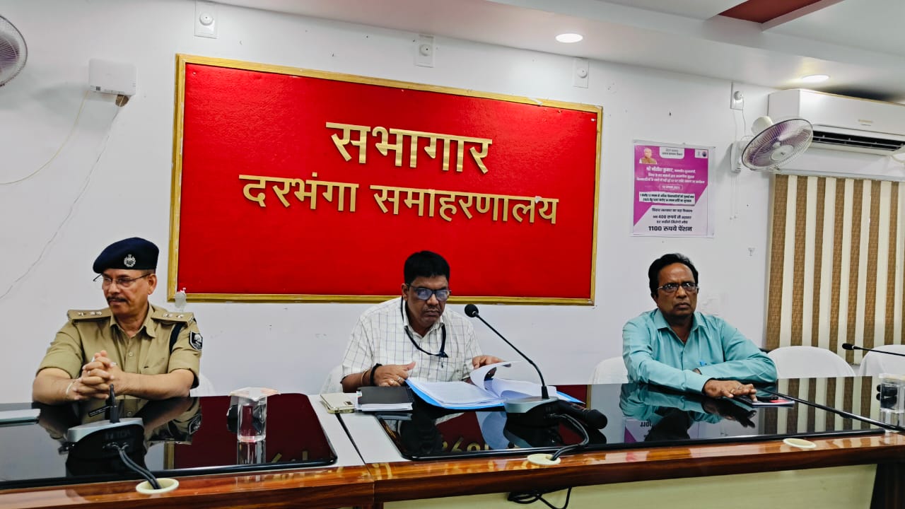 प्रेस कॉन्फ्रेंस करते अधिकारी।