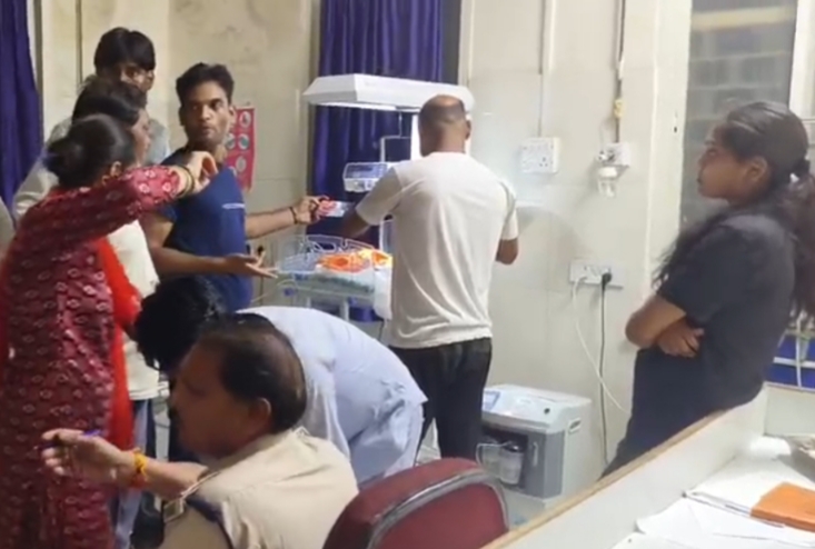 नवजात को अस्पताल में भर्ती कराया गया है।