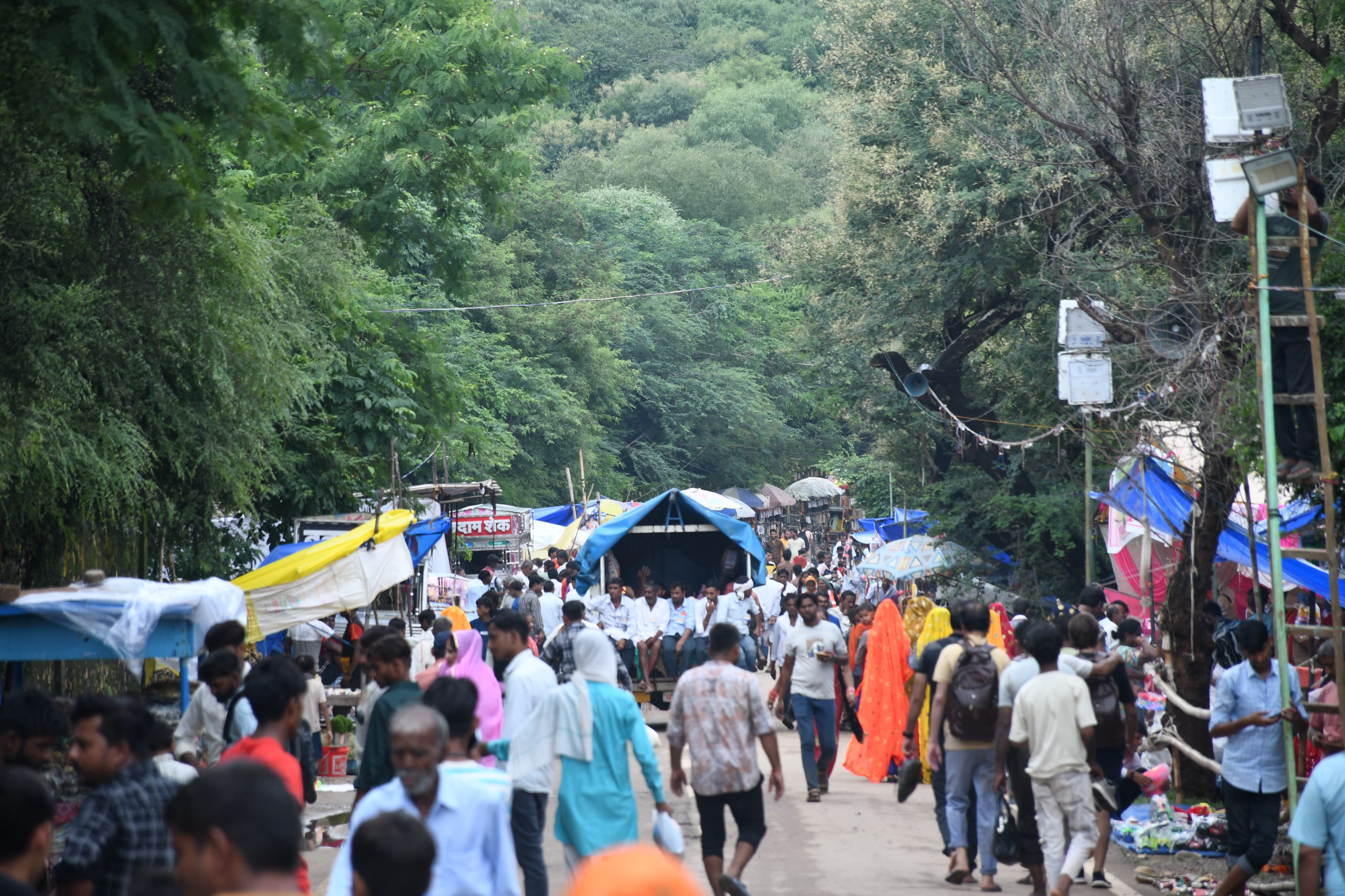 तीन दिवसीय मेले के दौरान यहां करीब पांच लाख श्रद्धालुओं के पहुंचने की संभावना है।