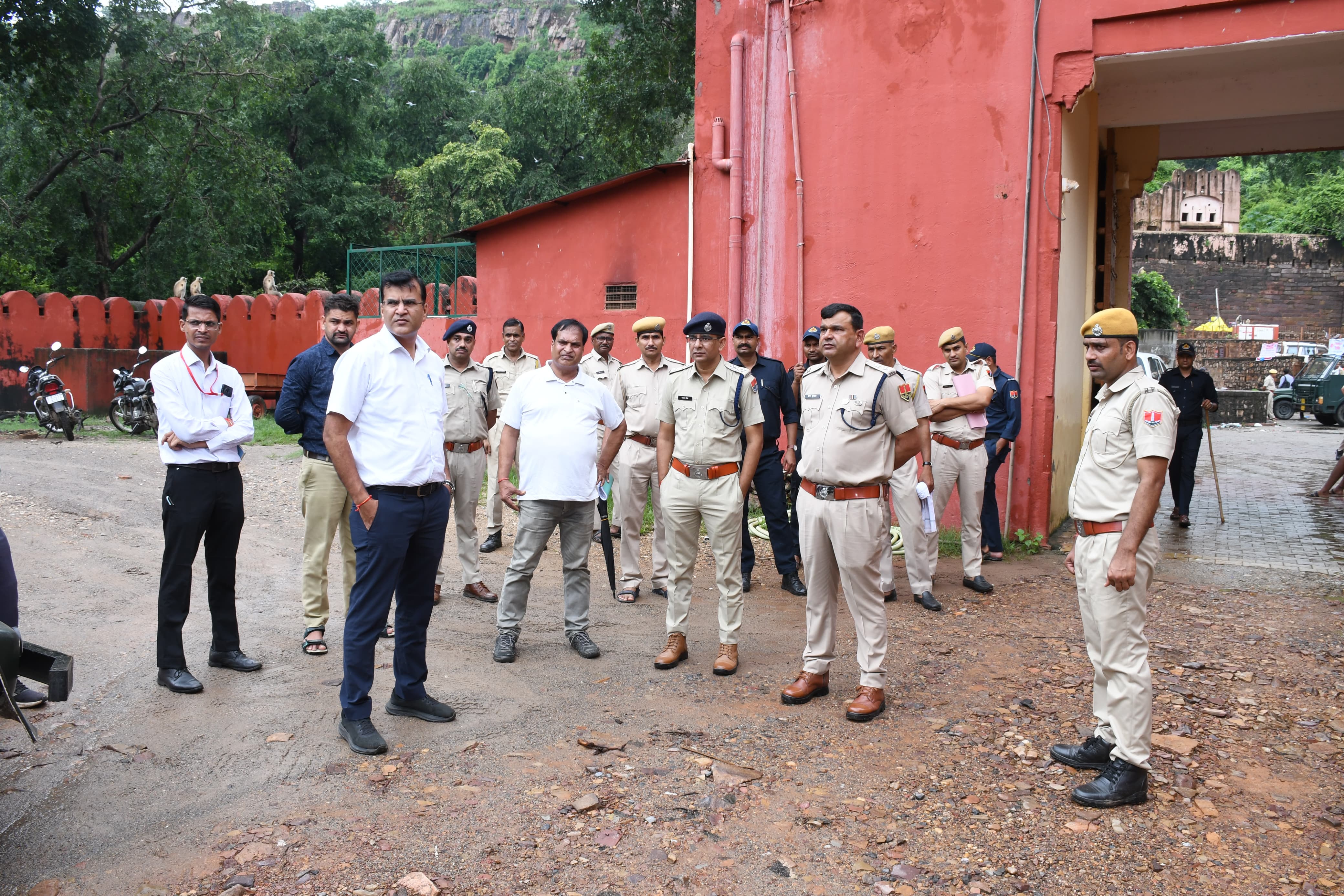 जोगी महल गेट पर तैनात प्रशासन, पुलिस और वनाधिकारी।