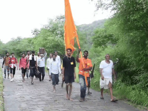 फोटो रणथम्भौर का है। यहां मंगलवा को ही पैदल भक्तों का आना शुरू हो गया था।