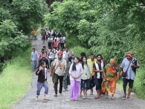 मेले को लेकर सभी वर्गों में खासा उत्साह देखने को मिल रहा है। यहां लोग अपने अराध्य के दर्शन करने बड़ी संख्या में पहुंच‌ रहे हैं।