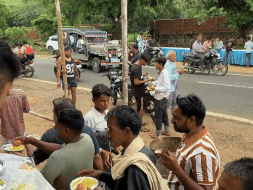 भंडारों में प्रसादी ग्रहण करते लोग।