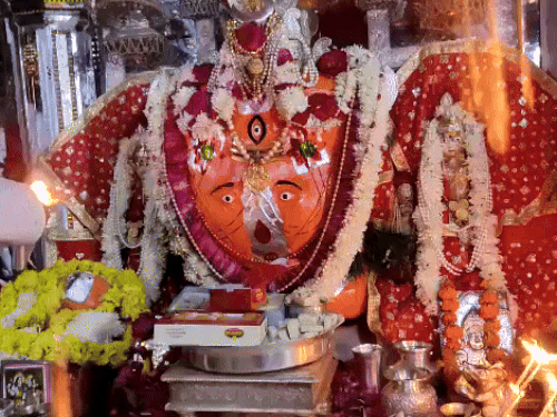 फोटो त्रिनेत्र गणेश मंदिर का है। यहां मेले की शुरुआत हो चुकी है। भक्तगण पैदल दर्शन के लिए यहां पहुंच रहे हैं।