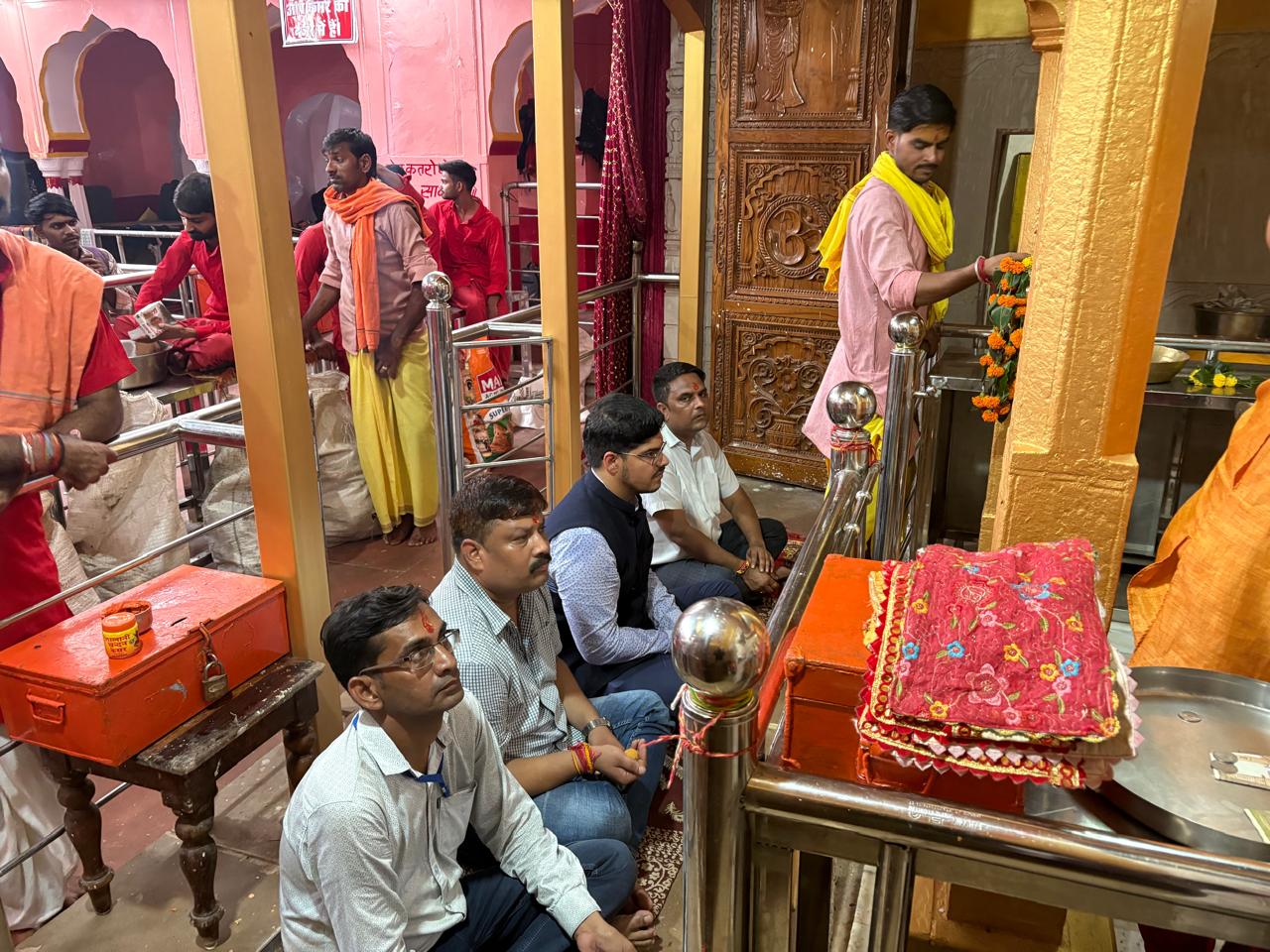 त्रिनेत्र गणेश के दरबार में ढोक लगाते सीईओ गौरव बुडानिया।