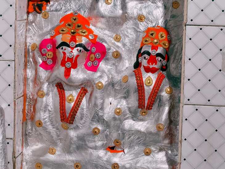 गणेश जी की मूर्ति उनके दोनों पत्नियों रिद्धि और सिद्धि के साथ देखी जाती है, लेकिन यहां वे कुबेर जी के साथ विराजे हैं। इस दुर्लभ जोड़ी की मूर्तियां लगभग डेढ़ से दो फीट ऊंची हैं।