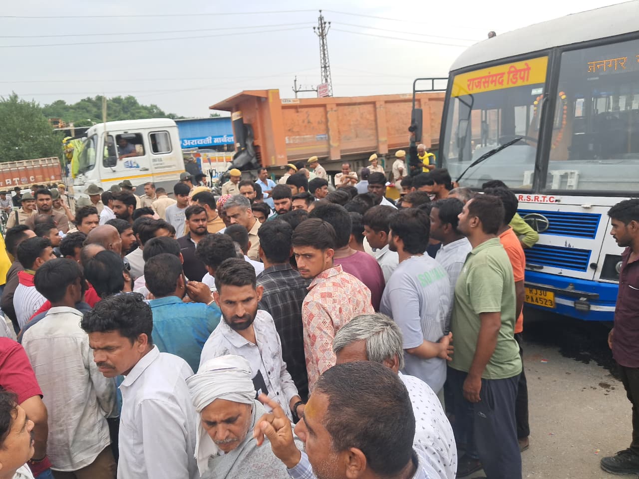 लोगो ने मौके से रोडवेज बस को नही हटाने दिया घटना स्थल पर रोडवेज व एनएचएआई के अधिकारियों को बुलाया गया।