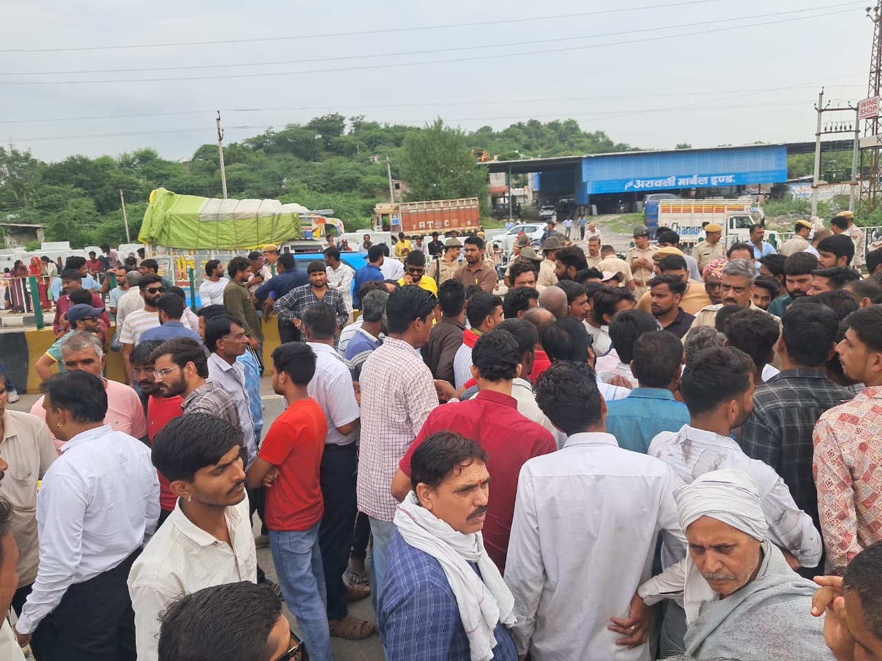 इस हादसे के बाद स्थानीय लोगो ने आए दिन होने वाले हादसों को लेकर आक्रोश व्यक्त किया।