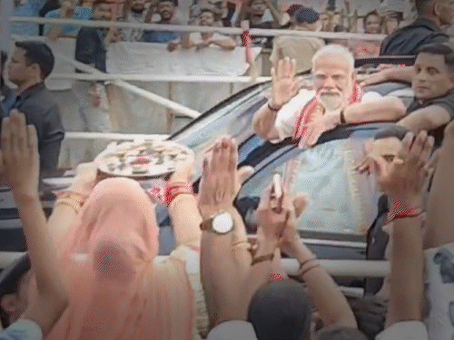 पीएम मोदी ने भी आरती उतार रही विलासाबा का हाथ हिलाकर अभिवादन किया। - Dainik Bhaskar