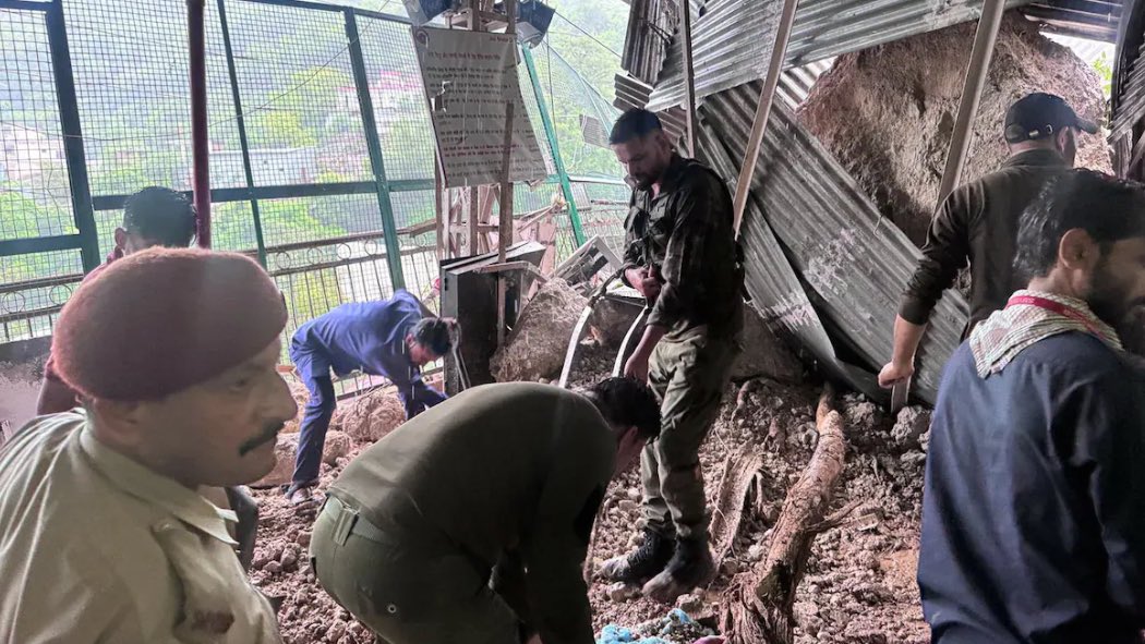 लैंडस्लाइड के बाद रास्ते में लगे टिनशेड गिर गए। रेलिंग भी क्षतिग्रस्त हुई।