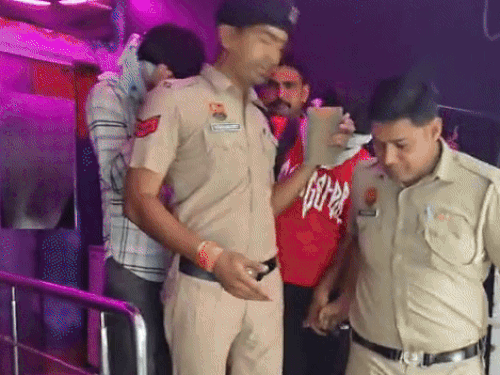 कैफे से लड़कों को हिरासत में लेकर जाती पुलिस।