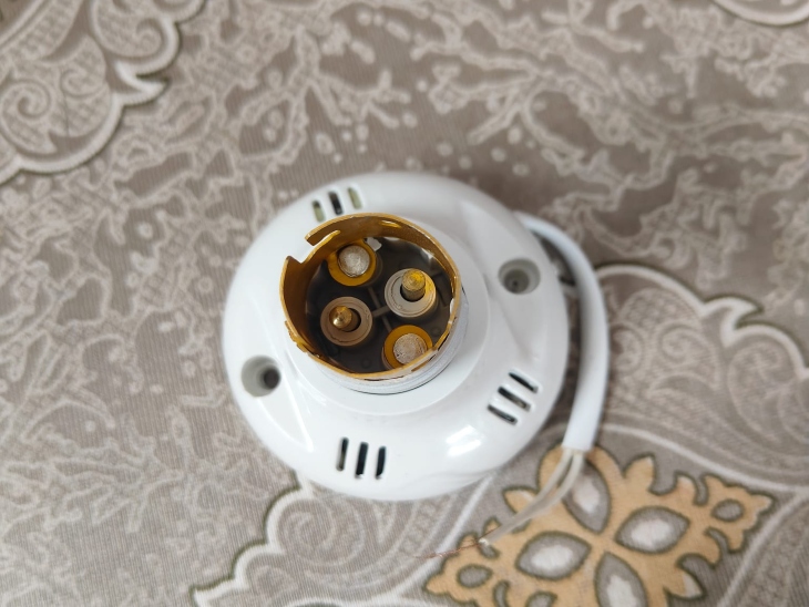 स्पाई कैमरा, जो बिल्कुल बल्ब होल्डर जैसा लगता था, जिसे कपल्स पहचान नहीं पाते थे