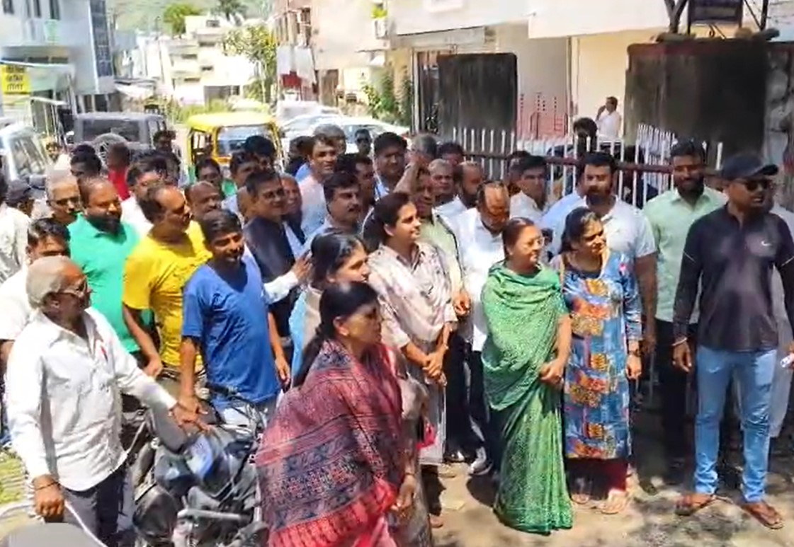 अजमेर विद्युत वितरण निगम के सहायक अभियंता कार्यालय के बाहर विरोध प्रदर्शन करते कांग्रेसी। फोटेा -