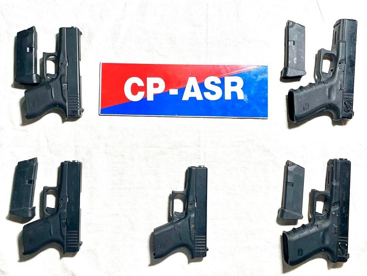 अमृतसर पुलिस की तरफ से जब्त हथियार।